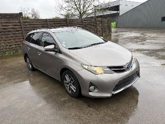 Damaged car Toyota Auris 1.8i - 16V HYBRID 2014/9