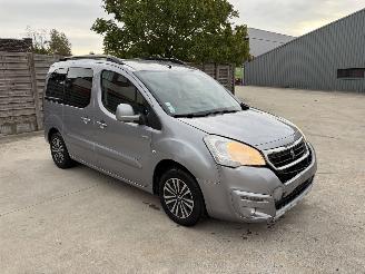 Vaurioauto  passenger cars Peugeot Partner 2 PHASE 3 1.6 BLUE HDI - 8V TURBO 2017/10