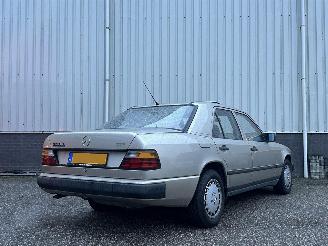 Mercedes  W124 230E picture 3