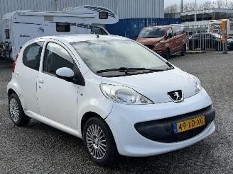 Peugeot 107 1.0-12V XS picture 3