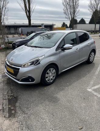 skadebil auto Peugeot 208 1.2 PureTech Urban Soul 2015/12