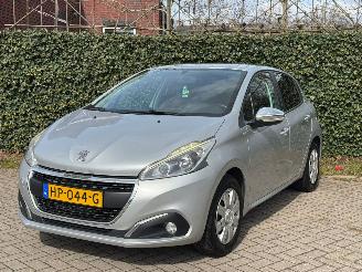 Vaurioauto  passenger cars Peugeot 208 1.2 Facelift Urban Soul 2015/12