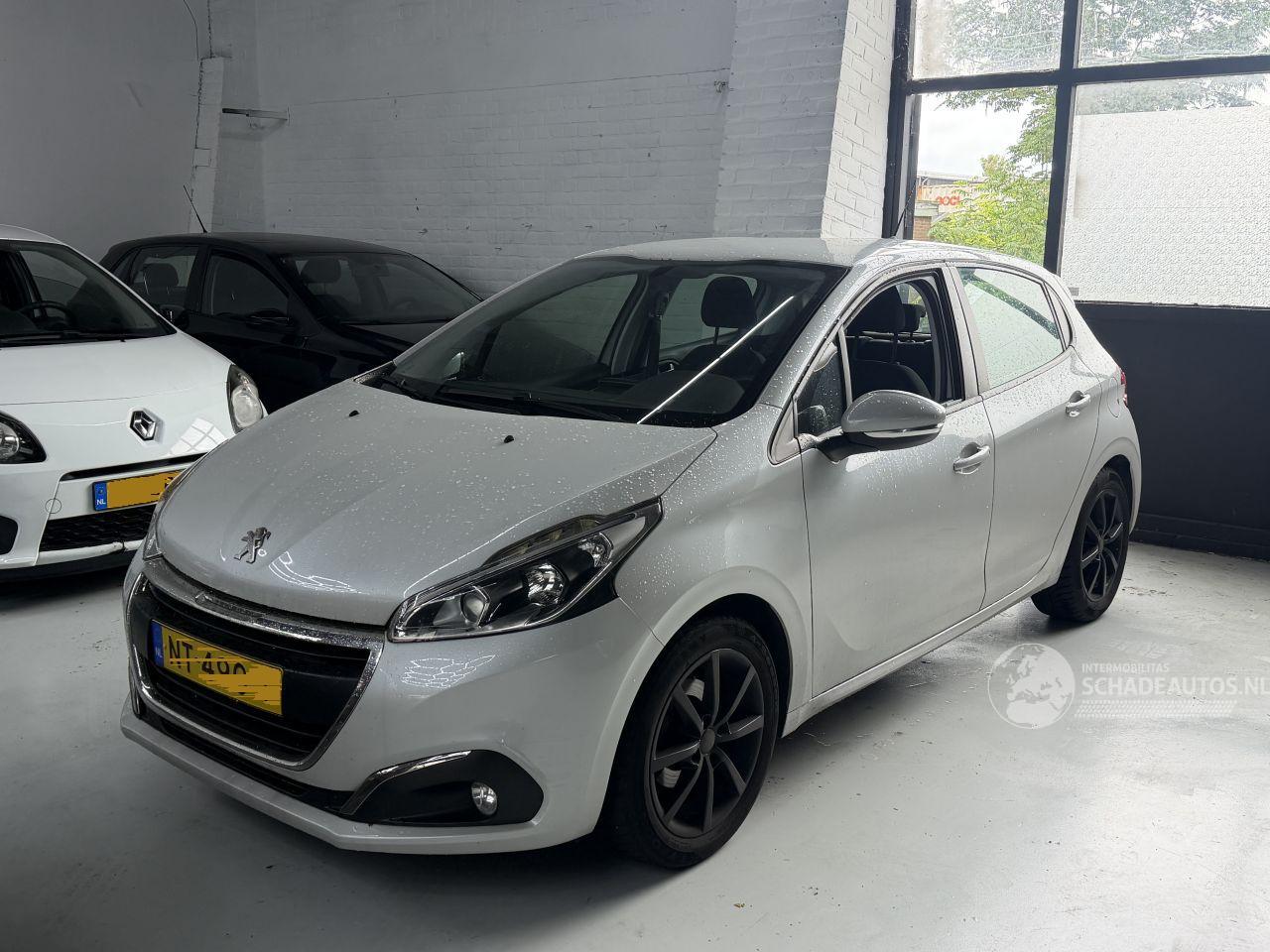 Peugeot 208 1.2 benzine led/navi