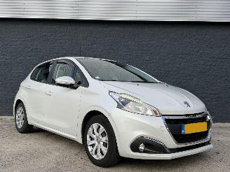 Coche accidentado Peugeot 208 1.2 benzine FACELIFT 2025/11