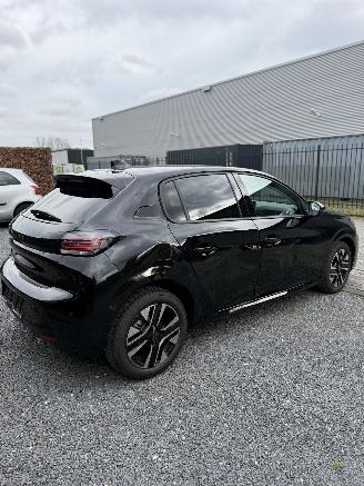 Peugeot 208  picture 8