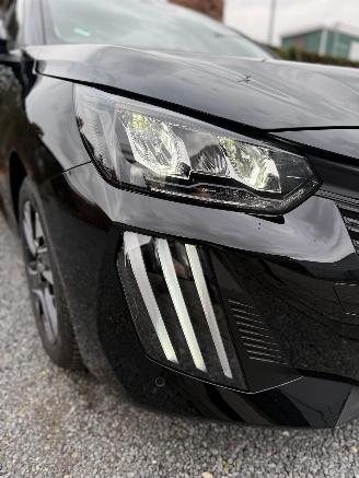 Peugeot 208 Allure picture 21