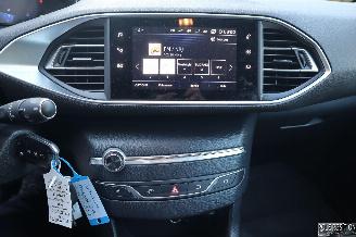 Peugeot 308 1.2 BENZ picture 13