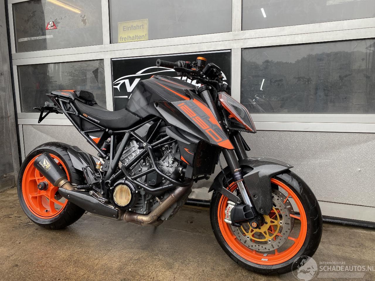 KTM 1290 Super Duke R Carbon