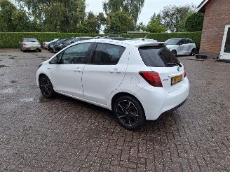 uszkodzony samochody osobowe Toyota Yaris 1.5 hybrid navi pano 2015/12