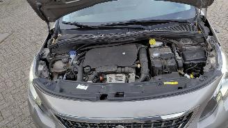 Auto incidentate Peugeot 2008 1.2i  81kw automaat 2017/1