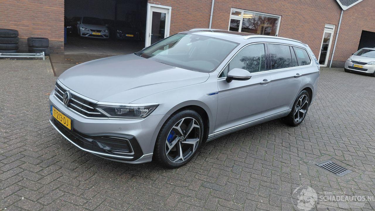 Volkswagen Passat 1.4 tsi hybrid pano navi clima