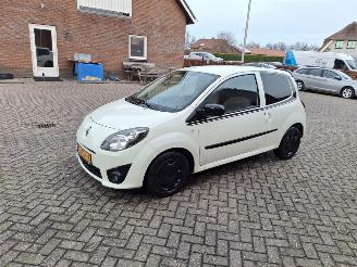 damaged passenger cars Renault Twingo 1.2i  75pk airco 2011/10
