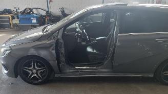 Mercedes B-klasse 180 1.6i  90kw pano navi picture 14