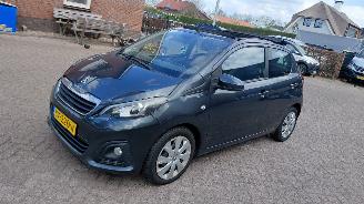 Damaged car Peugeot 108 1.0 vti  72pk   cabrio top 2018/6