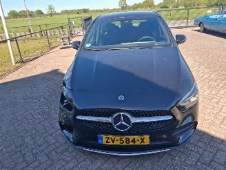 Mercedes B-klasse 180d  116pk navi clima amg uitvoering picture 8