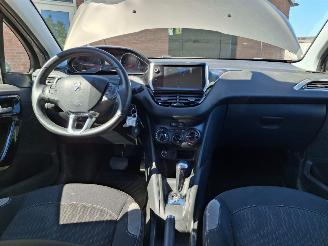 Peugeot 208 1.2i vti automaat   82pk  navi picture 7