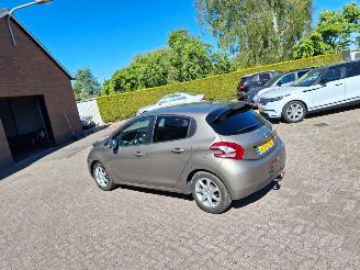 Voiture accidenté Peugeot 208 1.2i vti automaat   82pk  navi 2014/5