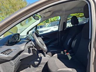 Peugeot 208 1.2i vti automaat   82pk  navi picture 6
