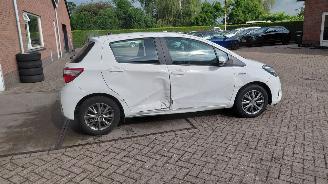 Schadeauto Toyota Yaris 1.5 hybrid   aspresion   navi clima 2018/10