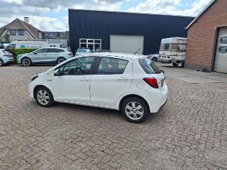 Coche accidentado Toyota Yaris 1.5 hybrid navi 2016/6
