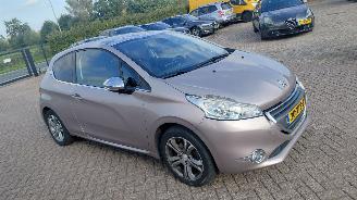 Schadeauto Peugeot 208 1.2 vti  82pk leer pano   navi 2012/8