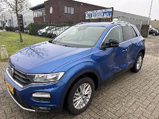 uszkodzony samochody osobowe Volkswagen T-Roc 1.0 TSI 116 PK PORTIEREN SCHADE BOUWJAAR 2018 RIJDBAAR! 9500 EUR 2018/2