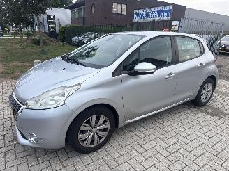 Schadeauto Peugeot 208 1.2 VTI BLEU PARKEERSCHADE! BOUWJAAR 2012  1750 EURO VAST 2012/9