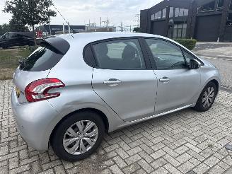 Peugeot 208 1.2 VTI BLEU PARKEERSCHADE! BOUWJAAR 2012  1750 EURO VAST picture 3