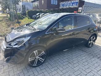 Vaurioauto  passenger cars Peugeot 208 1.2 GT-LINE AUTOMAAT PANO RIJDBAAR BOUWJAAR 2016  5600 EURO 2016/11