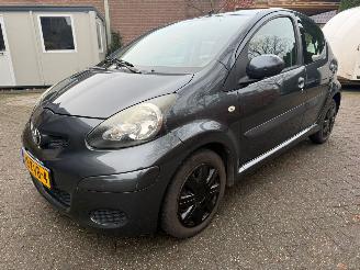 uszkodzony samochody osobowe Toyota Aygo 1.0 5DRS AIRCO NL AUTO 2010/2