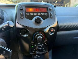 Peugeot 108 1.0 E-VTI 5DRS AIRCO picture 18