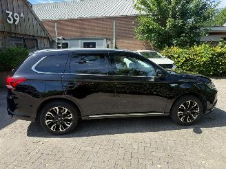 damaged passenger cars Mitsubishi Outlander 2.0PHEV  PLUGIN PREMIUM LUXE UITVOERING 2016/12