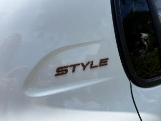 Peugeot 208 1.2 HYBRID 110 E STYLE picture 8
