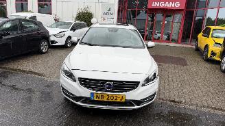 Voiture accidenté Volvo V-60 TWIN ENGINE 2.4 D5 R-DESIGN 2016/12