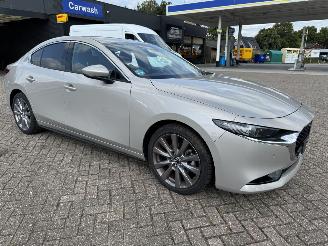 Vaurioauto  passenger cars Mazda 3 2.5 -104 Kw e Sky Active G Automaat 2025/4