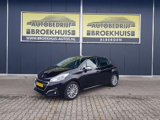 Voiture accidenté Peugeot 208 1.2 PureTech Allure 2015/11