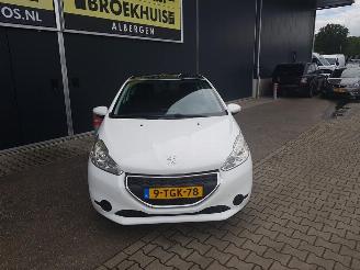 Peugeot 208 1.2 e-VTi Active AUTOMATIC picture 3