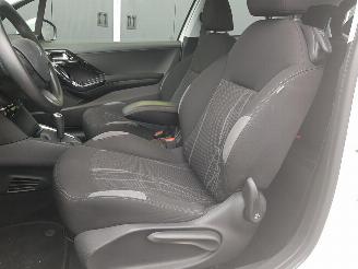 Peugeot 208 1.2 e-VTi Active AUTOMATIC picture 11