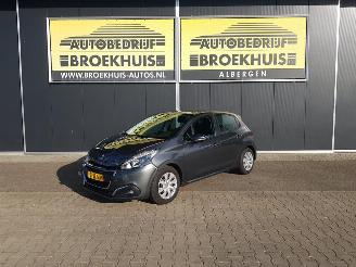 Vaurioauto  passenger cars Peugeot 208 1.2 PureTech Blue Lion 2017/6