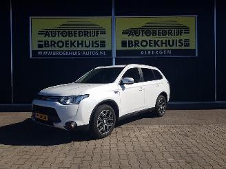 Vaurioauto  passenger cars Mitsubishi Outlander 2.0 PHEV Executive Edition X-Line 2014/12
