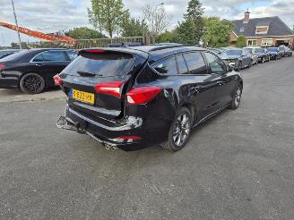 Damaged car Ford Focus Wagon 1.0 EcoBoost Hybrid 2021/2