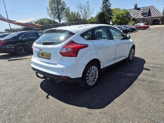 Damaged car Ford Focus 1.6 EcoBoost 2011/7