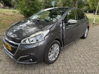 damaged passenger cars Peugeot 208  2018/1