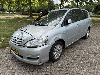 damaged passenger cars Toyota Avensis-verso  2004/1