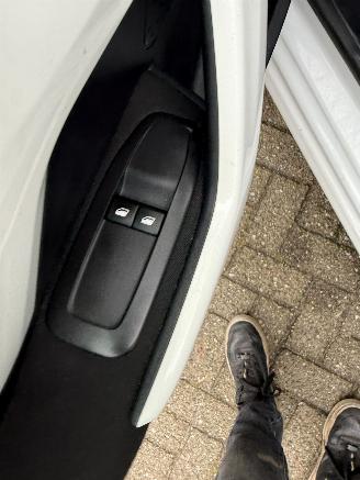 Peugeot 208  picture 14