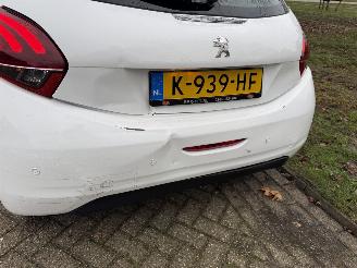 Peugeot 208  picture 10