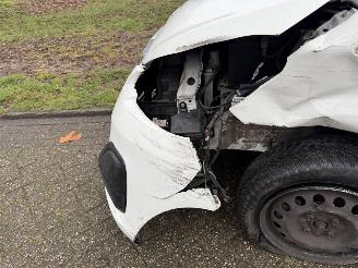 Peugeot 108  picture 14