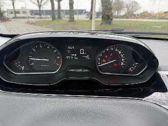 Peugeot 208  picture 18