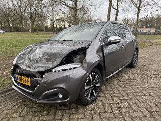 damaged passenger cars Peugeot 208  2019/1