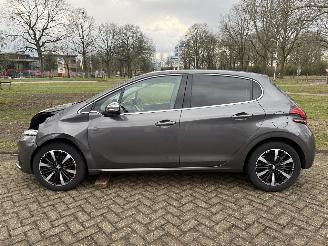 Peugeot 208  picture 2